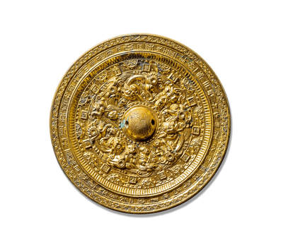 上海匡时2025年秋季拍卖会 中国历代钱币 铜镜专场 - 鎏金“吾作明镜”半圆方枚神人神兽镜 圆形，圆钮，钮上装饰线型阴刻兽纹，圆钮座，钮座外环绕连珠纹相间短弧线纹。内区主纹为四组仙人驭龙图，飞龙首尾相接，环绕镜钮。四位仙人坐在龙背上，身旁围绕鸾鸟、瑞兽或侍从人物。仙人座下的龙的前爪和后爪处，都有一个凹形圆涡，八个圆涡纹均匀环钮排列。外区为十二个半圆与方枚相间，方枚上饰有铭文：“吾作明镜，幽涑三商，其师命长。”镜缘上有一圈小字篆书铭文：“盖惟货竟（镜），