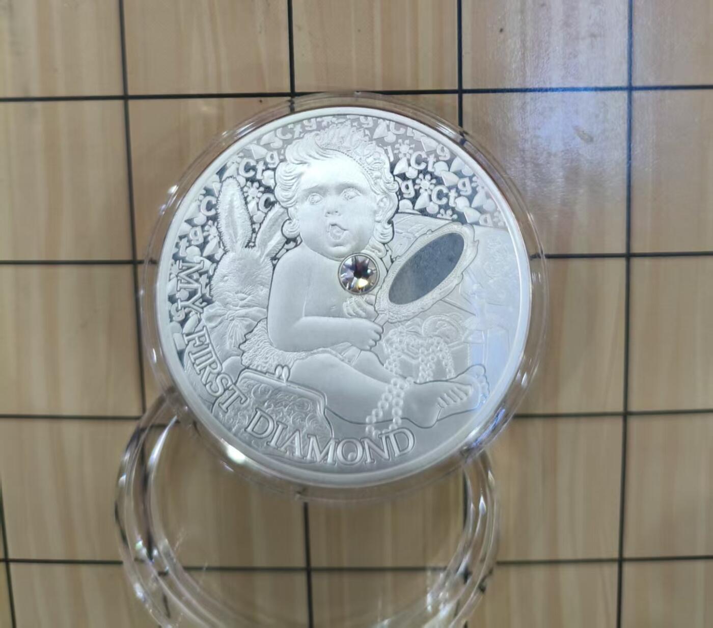 第184期拍卖  纽埃2022年，人生第一件宝贝系列(2)-我的第一颗钻石，镶嵌大颗粒闪耀宝石精制银币. 盒证全. 遵照最高国际银币制币质量标准铸制. 人生第一颗钻石寓意成功的未来. 非常漂亮. 国外售价110美元. 品相见实物照片