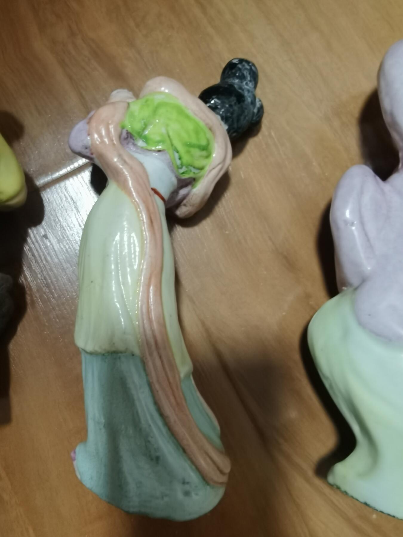 早期景德镇侍女粉彩人物瓷像三个