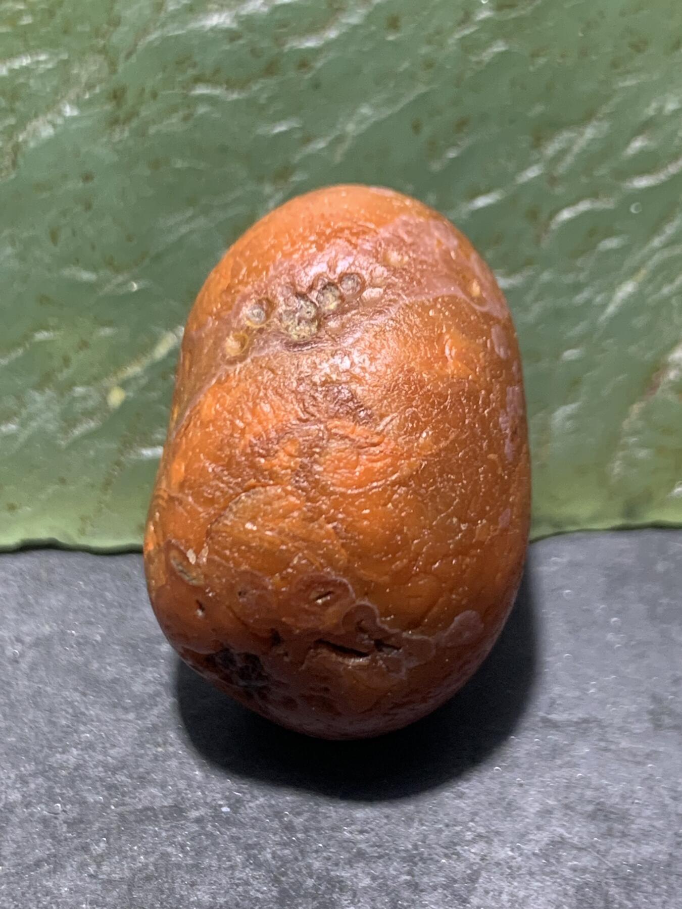 精美柿子红飘白水冲籽川料南红玛瑙原石一颗，