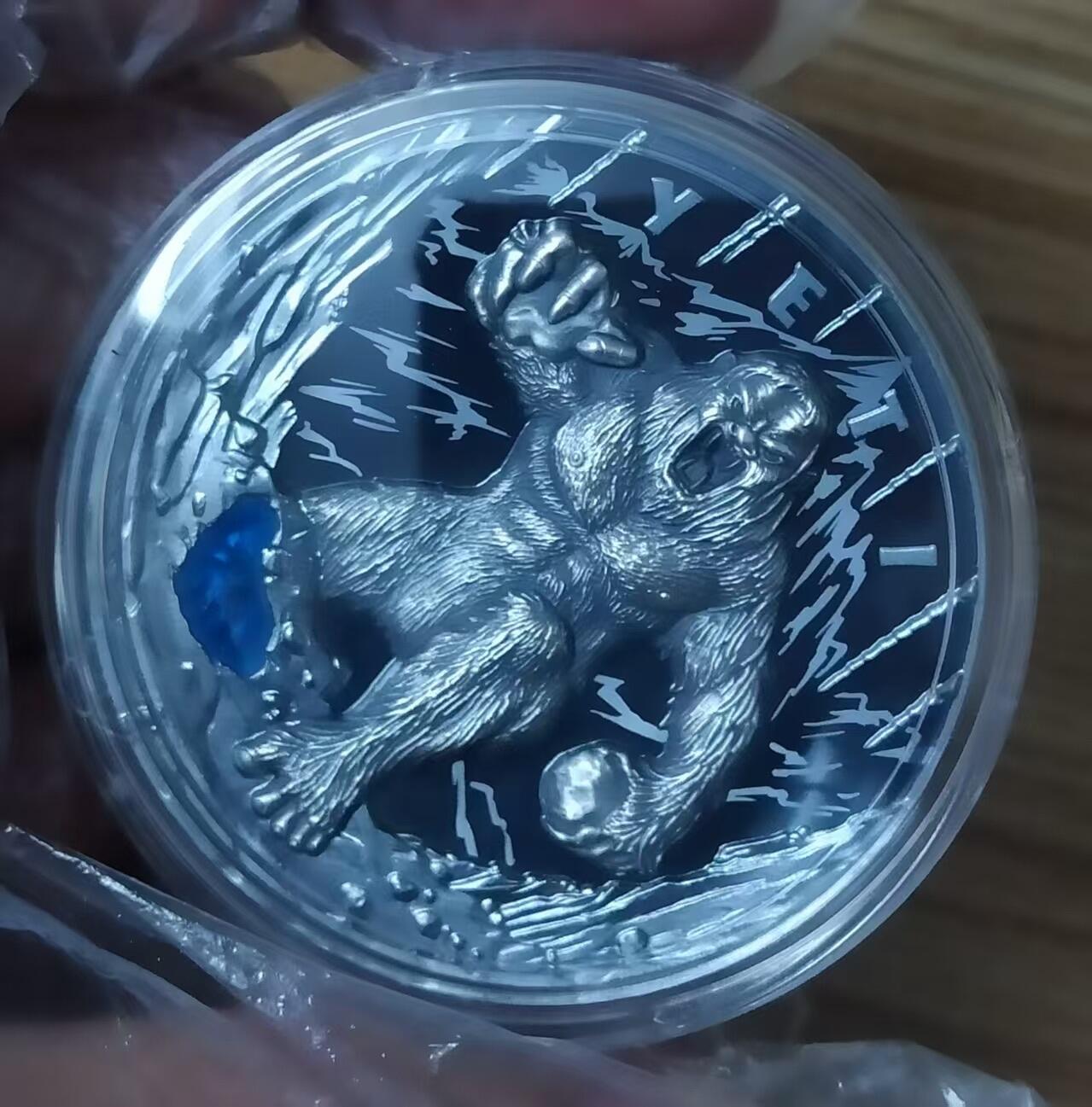 第184期拍卖 纽埃2022年， 喜马拉雅雪人-夜帝，2盎司，集 超高浮雕,局部仿古,黑色精制,钌化抗氧化,镶嵌蓝色树脂,凹面,microprinting尖端技术工艺于一体之大成纪念银币. 盒证全. 充满神秘感超高颜值,实物更漂亮震撼. 大热门. 国外售价315+美元