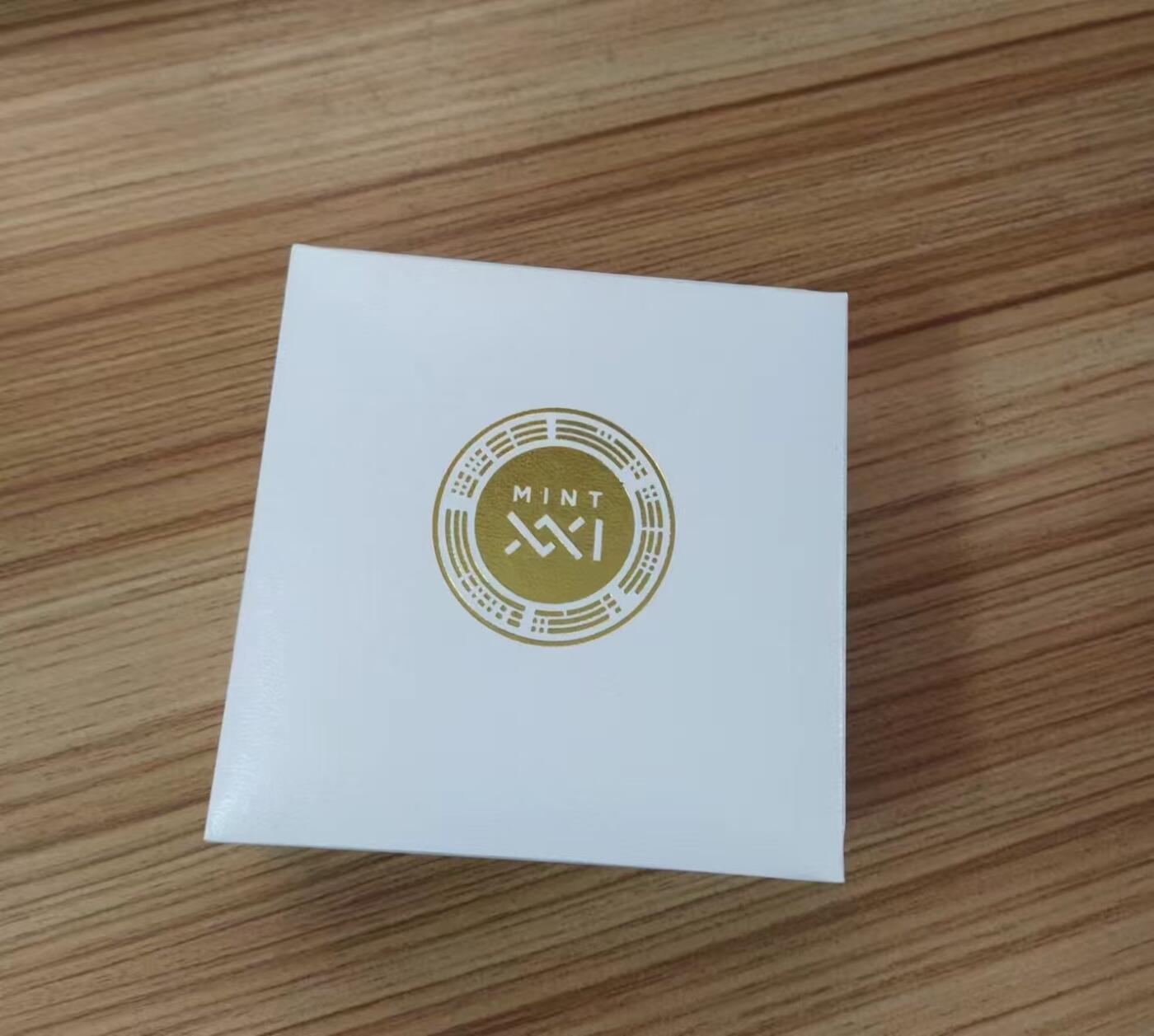 第184期拍卖  纽埃2022年，人生第一件宝贝系列(2)-我的第一颗钻石，镶嵌大颗粒闪耀宝石精制银币. 盒证全. 遵照最高国际银币制币质量标准铸制. 人生第一颗钻石寓意成功的未来. 非常漂亮. 国外售价110美元. 品相见实物照片