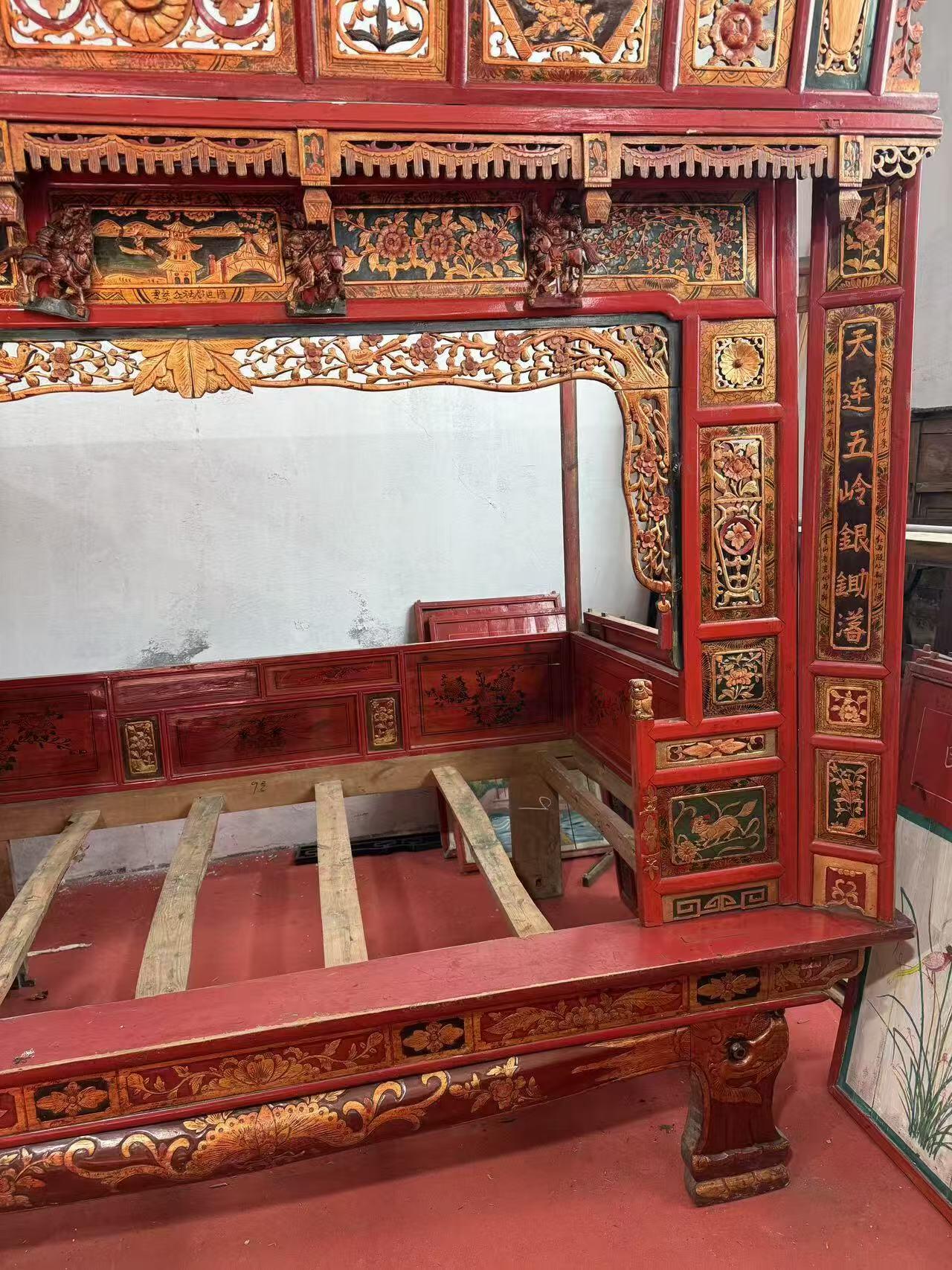 清代 柏木鎏金千工床     6号 尺寸长237高228宽147 纯手工制作 鎏金雕刻 榫卯结构 整体用料厚重 品相自然包浆 雕刻寓意丰富 展览实用装修佳品
