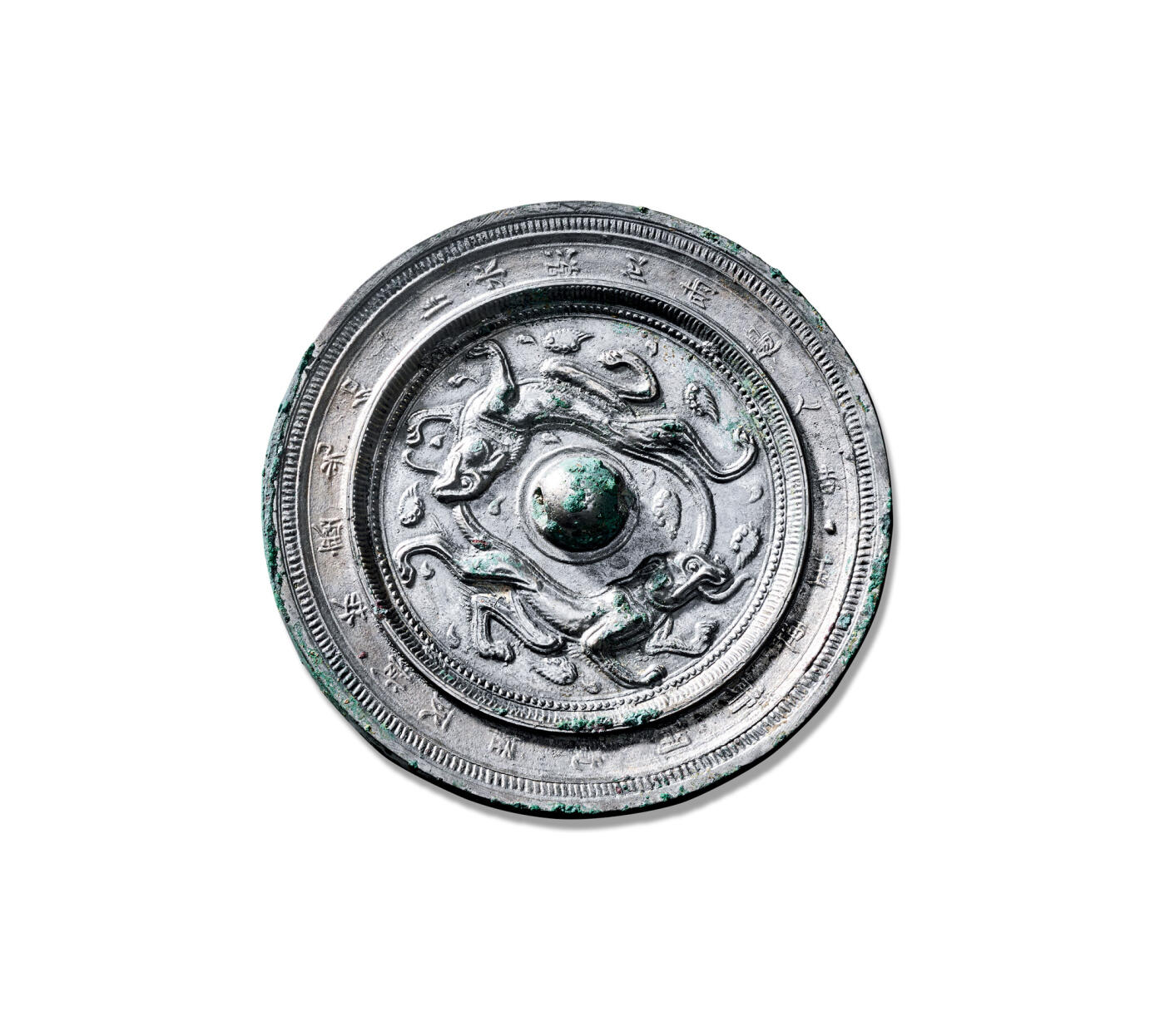 上海匡时2025年秋季拍卖会 中国历代钱币 铜镜专场 “玉匣聆开”镜双兽铭文镜 圆形，半圆钮，圆钮座。主纹饰区为双兽脚踩祥云，衔尾互逐。兽身肥硕，动作矫健。一圈细密的锯齿纹高台外为一圈二十字楷书铭文：“玉匣聆开镜，轻灰拭故尘，光如一片水，影照两边人。”字体优美，寓意明确。铭文之外为双圈锯齿纹镜缘。此镜镜铭较有意思，从「玉匣聆开镜」铭即可知隋唐之际这类铜镜日常是置于玉匣（石匣）之中保管，以便防尘防氧化，取镜照面的时候只需轻轻擦拭镜面即「光如一片水」可以