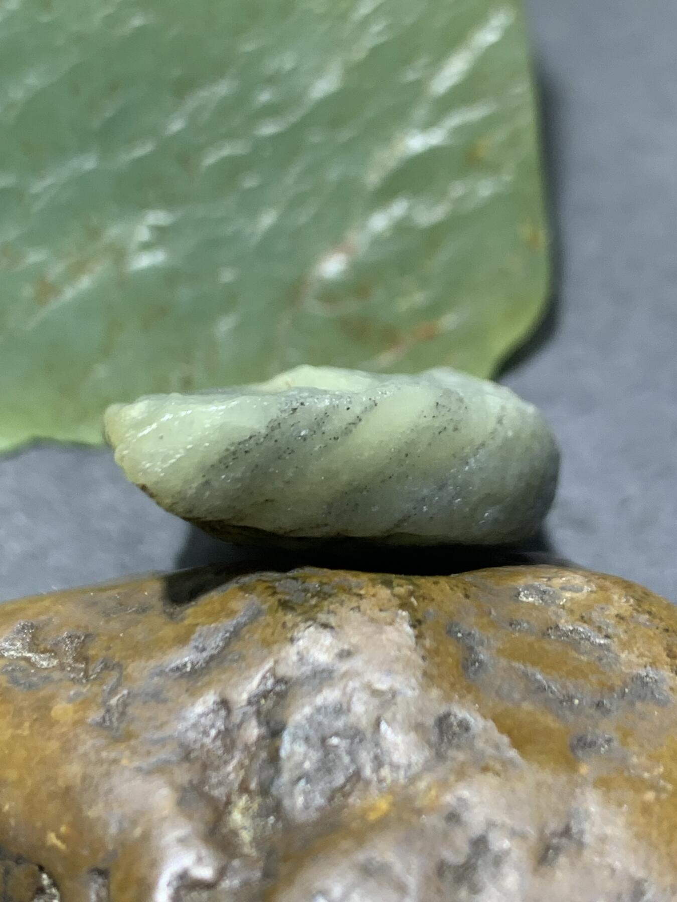 新疆戈壁风化纹和田玉青花玉原石一颗，