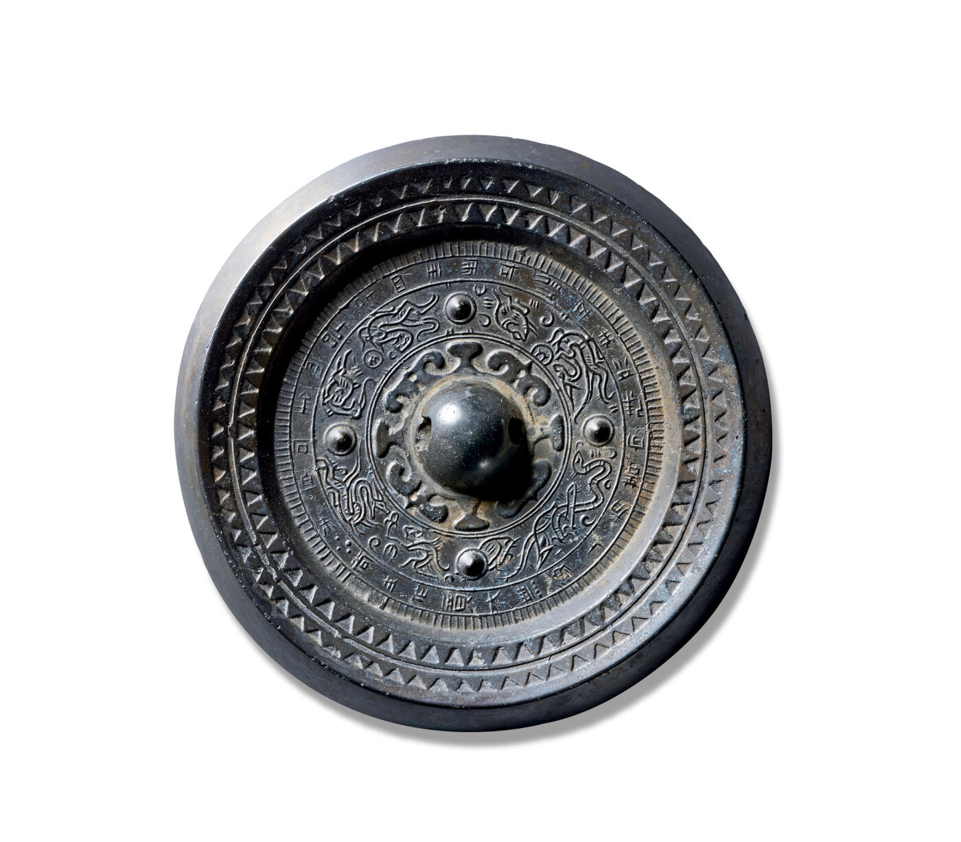 上海匡时2025年秋季拍卖会 中国历代钱币 铜镜专场 “尚方作”四乳神兽镜 圆形，圆钮，凸起花边钮座。钮座外为两周凸棱，钮座与第一周凸棱之间为纹饰区，被四个乳钉及乳钉座将纹饰分为四区，每两个乳钉纹之间为一个纹饰单元，每个纹饰单元由两只神兽组成。第二周为一圈篆书铭文：“尚方作镜大无伤，上有善宁除不详，左龙右虎主四彭，寿而金石。”字体清晰，逑劲有力，铭文外有一圈环绕锯齿纹，镜沿边处有两圈线齿纹。整个铜镜纹饰精美，线条细腻，流畅灵动。凸棱外为复线纹，机油坑