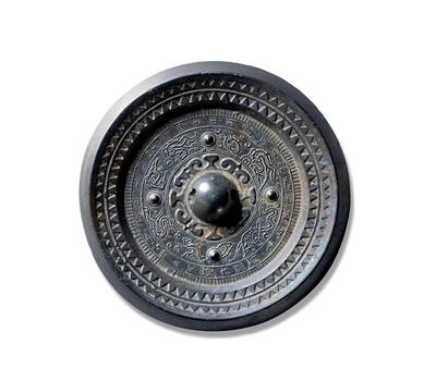 上海匡时2025年秋季拍卖会 中国历代钱币 铜镜专场 - “尚方作”四乳神兽镜 圆形，圆钮，凸起花边钮座。钮座外为两周凸棱，钮座与第一周凸棱之间为纹饰区，被四个乳钉及乳钉座将纹饰分为四区，每两个乳钉纹之间为一个纹饰单元，每个纹饰单元由两只神兽组成。第二周为一圈篆书铭文：“尚方作镜大无伤，上有善宁除不详，左龙右虎主四彭，寿而金石。”字体清晰，逑劲有力，铭文外有一圈环绕锯齿纹，镜沿边处有两圈线齿纹。整个铜镜纹饰精美，线条细腻，流畅灵动。凸棱外为复线纹，机油坑