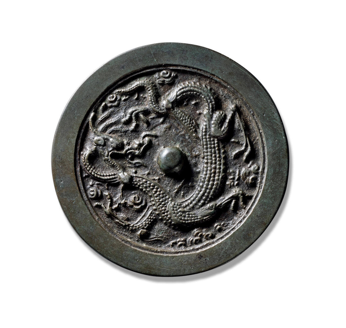 上海匡时2025年秋季拍卖会 中国历代钱币 铜镜专场 单龙镜 圆形，圆钮。主纹饰施以高浮雕表现技法装饰一组气势磅礴的神龙，神龙瞠目张口，身躯苍健，鳞甲清晰，四肢舒展，刻画细致，宽素缘。此镜保存完好，铜质精良，铸造精美，工艺精湛，版工漂亮，镜体干净，包浆古雅厚润，传世皮壳，值得收藏。