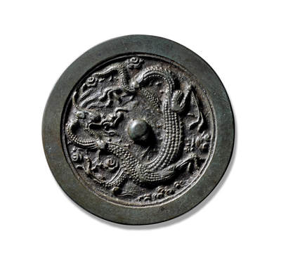 上海匡时2025年秋季拍卖会 中国历代钱币 铜镜专场 - 单龙镜 圆形，圆钮。主纹饰施以高浮雕表现技法装饰一组气势磅礴的神龙，神龙瞠目张口，身躯苍健，鳞甲清晰，四肢舒展，刻画细致，宽素缘。此镜保存完好，铜质精良，铸造精美，工艺精湛，版工漂亮，镜体干净，包浆古雅厚润，传世皮壳，值得收藏。