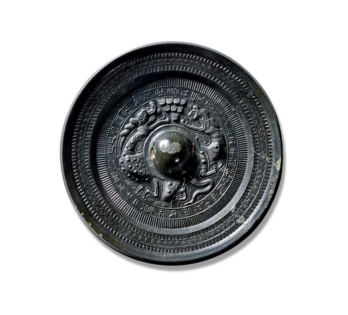 上海匡时2025年秋季拍卖会 中国历代钱币 铜镜专场 “石氏作镜”铭龙虎对峙镜 圆形，圆钮，圆钮座。镜体版模清晰，纹饰以浮雕技法制成，包浆细润。龙虎造型夸张，神态各异，张口怒目，气势磅礡，趾爪犀利，须发纤毫毕现。纹饰动感强烈，刻画苍劲有力。镜上铸有铭文：“石氏作竟世少有，苍龙在左白虎居右，为吏高升贾万倍，辟去不羊利孙子，长保二亲。”铭文内容罕见，字体遒劲清晰。宽缘上饰两圈锯齿纹，中间夹一道双线齿纹。皮壳干净清爽，保存状态良好。