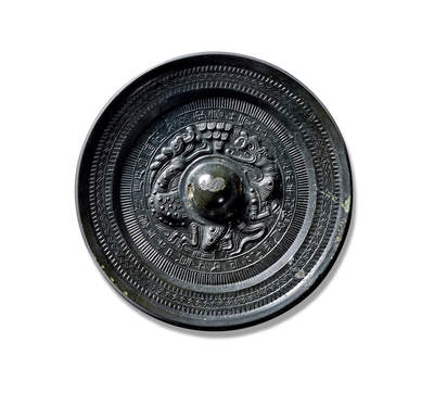 上海匡时2025年秋季拍卖会 中国历代钱币 铜镜专场 - “石氏作镜”铭龙虎对峙镜 圆形，圆钮，圆钮座。镜体版模清晰，纹饰以浮雕技法制成，包浆细润。龙虎造型夸张，神态各异，张口怒目，气势磅礡，趾爪犀利，须发纤毫毕现。纹饰动感强烈，刻画苍劲有力。镜上铸有铭文：“石氏作竟世少有，苍龙在左白虎居右，为吏高升贾万倍，辟去不羊利孙子，长保二亲。”铭文内容罕见，字体遒劲清晰。宽缘上饰两圈锯齿纹，中间夹一道双线齿纹。皮壳干净清爽，保存状态良好。