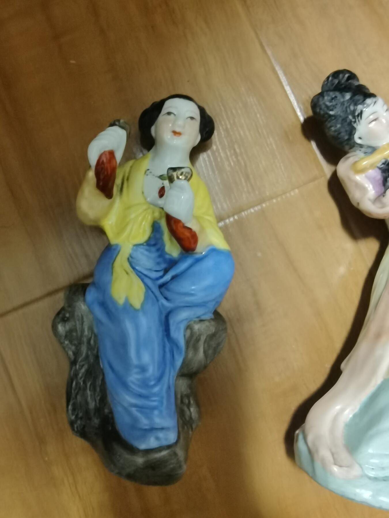 早期景德镇侍女粉彩人物瓷像三个