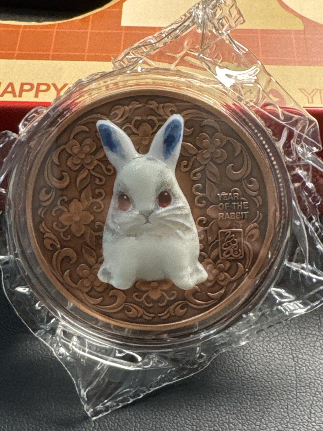 ❤️【币观天下】❤️ 第334期钱币拍卖- 2025.12.12周五晚上6点半场-长期征集拍品 原厂礼盒包装乍得2023年紫器东来生肖兔年镶嵌瓷器小兔直径40毫米仿古高浮雕铜币