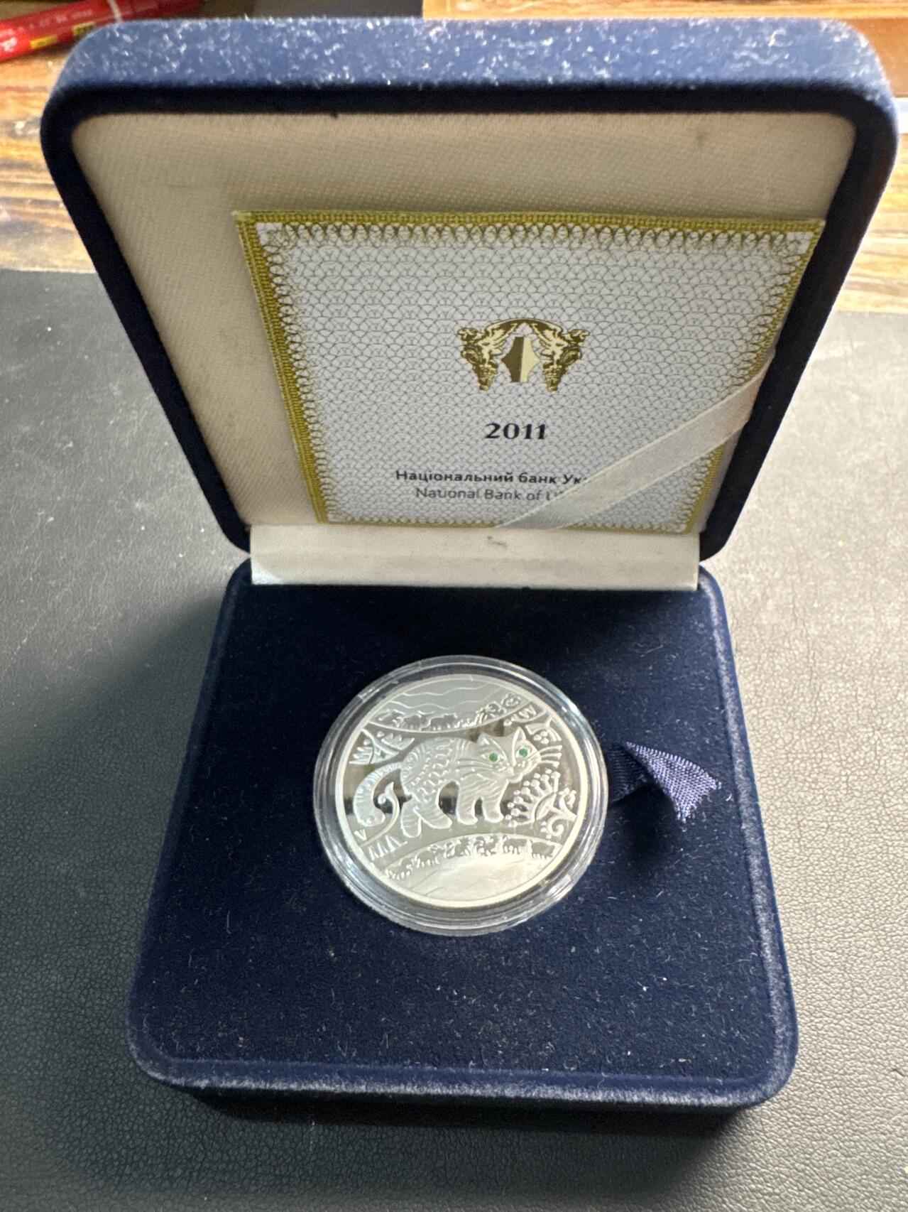 ❤️【币观天下】❤️ 第334期钱币拍卖- 2025.12.12周五晚上6点半场-长期征集拍品 少见原厂盒证乌克兰2011年猫咪镶嵌水晶精制纪念银币