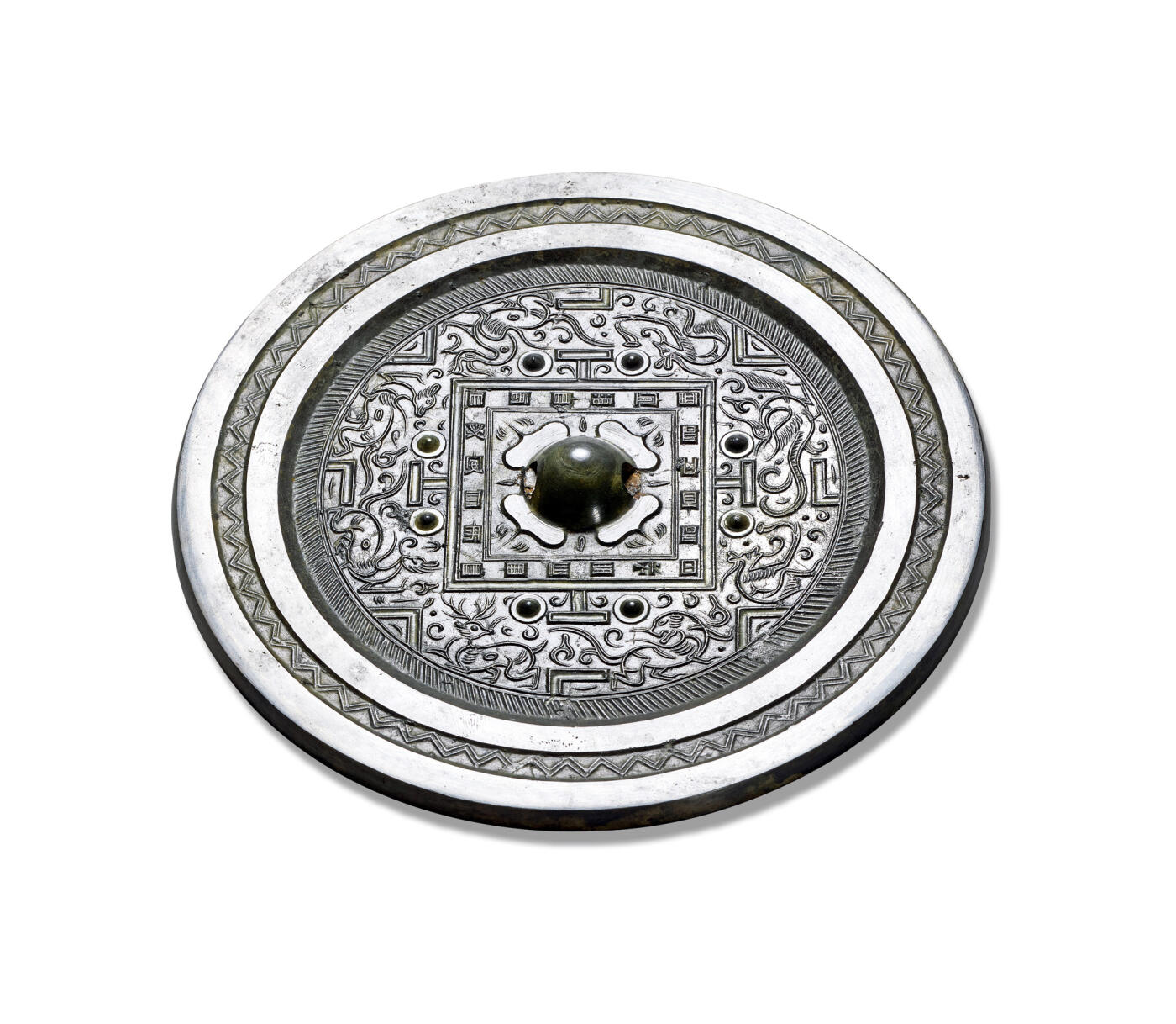 上海匡时2025年秋季拍卖会 中国历代钱币 铜镜专场 “日有喜”神兽规矩镜 圆形，圆钮，柿蒂纹钮座，钮座外四边装饰铭文连成方格，铭文连读为：“日有喜，月有富，宜酒食，居而必安，昌毋忧患而明光。”。双线凹面方格外四“T”纹两侧有圆座八乳钉与规矩纹将主纹饰分为四方八区。其间饰羽人神兽纹隔“V”纹两两相对，青龙对瑞兽，白虎对羽人，朱雀对羽人，梅花鹿对瑞兽，空白处填以双线云气纹，主纹外饰一周栉齿纹。宽厚平缘上饰一周双线锯齿纹纹。此镜铭文以方格形式装饰在主纹饰