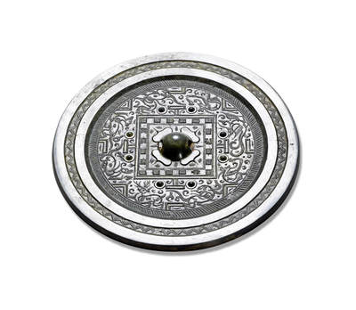 上海匡时2025年秋季拍卖会 中国历代钱币 铜镜专场 - “日有喜”神兽规矩镜 圆形，圆钮，柿蒂纹钮座，钮座外四边装饰铭文连成方格，铭文连读为：“日有喜，月有富，宜酒食，居而必安，昌毋忧患而明光。”。双线凹面方格外四“T”纹两侧有圆座八乳钉与规矩纹将主纹饰分为四方八区。其间饰羽人神兽纹隔“V”纹两两相对，青龙对瑞兽，白虎对羽人，朱雀对羽人，梅花鹿对瑞兽，空白处填以双线云气纹，主纹外饰一周栉齿纹。宽厚平缘上饰一周双线锯齿纹纹。此镜铭文以方格形式装饰在主纹饰