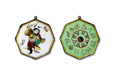 上海匡时2025年秋季拍卖会 中国历代钱币 铜镜专场 - 铜胎珐琅彩八卦形挂镜 八卦形，挂钮。正面为一钟馗人物图，钟馗是中国传统文化中的道教神，核心寓意是驱邪避灾、镇宅纳福，象征正义、忠诚与勇气，被尊为“赐福镇宅圣君”，在民间信仰中兼具辟邪除害和招财护运的双重功能。镜另一面主纹是八卦图，围绕八卦一圈是黄道十二宫图案。该镜材质、题材、造型均较为特殊，保存完整，体现了古人对道教的崇拜，有较高的收藏价值。