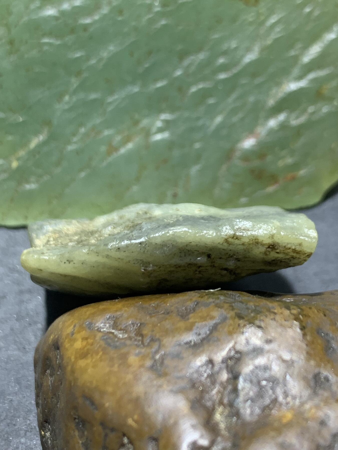 新疆戈壁风化纹和田玉青花玉原石一颗，