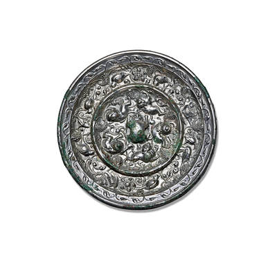 上海匡时2025年秋季拍卖会 中国历代钱币 铜镜专场 - 海兽葡萄镜 圆形，伏兽纽。一圈高耸的轮脊把镜背纹饰分成内外二区，内区五瑞兽环绕镜钮，造型不一，有的回首顾盼，有的昂首阔步，形态各不相同，动态丰富，造型浑厚，生趣自然。其间饰葡萄纹及枝叶纹饰。枝叶纹相互穿插缠绕，形式优美。外区葡萄藤蔓、宝相花与禽鸟相间分布，布局精细。镜体白光，光气匀亮，工艺细腻，保存完整。