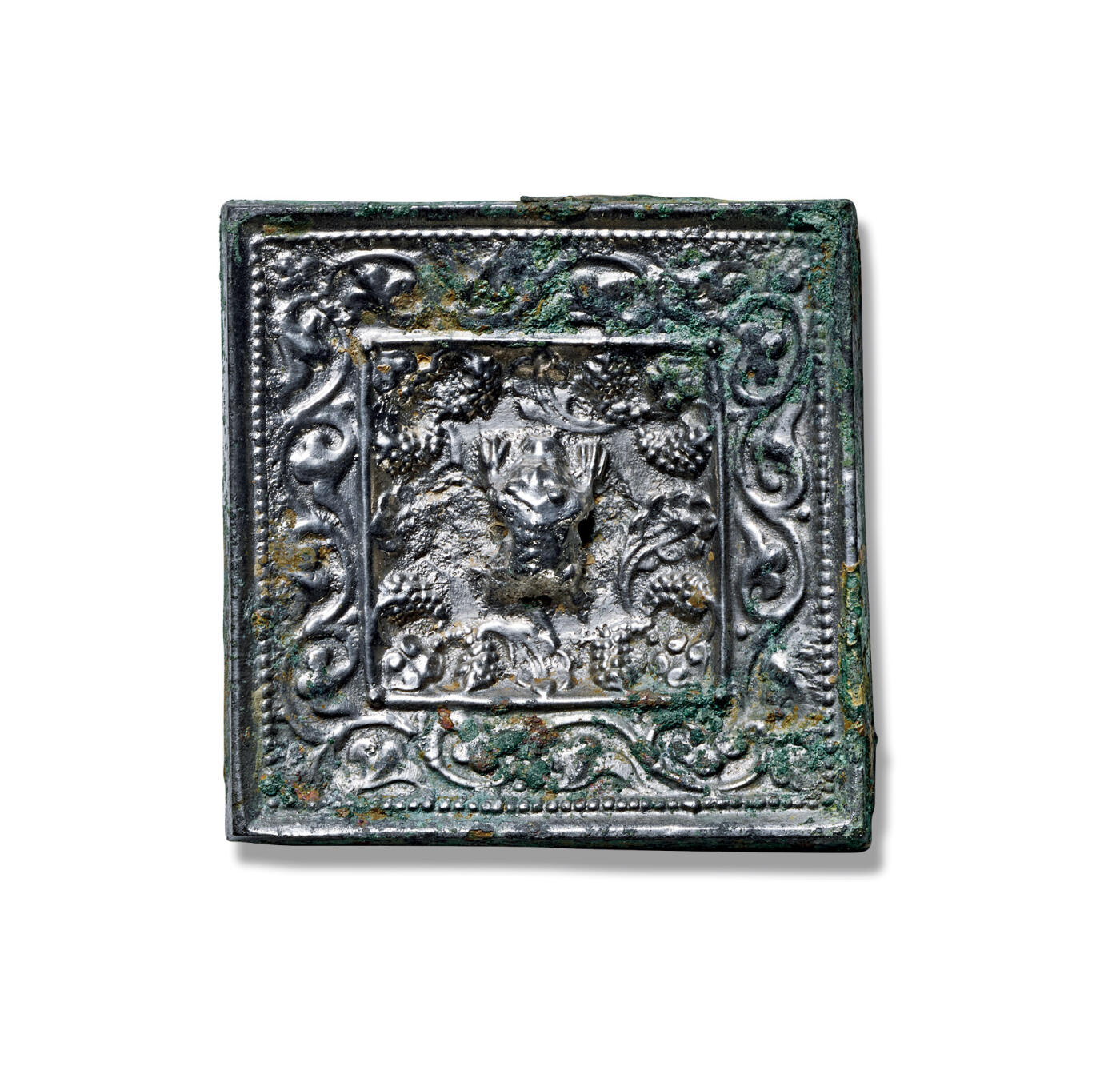 上海匡时2025年秋季拍卖会 中国历代钱币 铜镜专场 方形葡萄小手镜 方形，伏兽钮。造型巧致，活泼灵动。主题纹饰分为内外两区，内区葡萄串与枝叶纹相间排布，外区缠枝葡萄蔓藤环绕一周。近缘处一圈珠点纹环绕一周。此镜通体白亮，纹饰精湛，小巧精致，人见人爱。