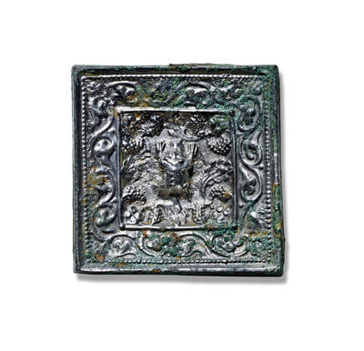 上海匡时2025年秋季拍卖会 中国历代钱币 铜镜专场 - 方形葡萄小手镜 方形，伏兽钮。造型巧致，活泼灵动。主题纹饰分为内外两区，内区葡萄串与枝叶纹相间排布，外区缠枝葡萄蔓藤环绕一周。近缘处一圈珠点纹环绕一周。此镜通体白亮，纹饰精湛，小巧精致，人见人爱。