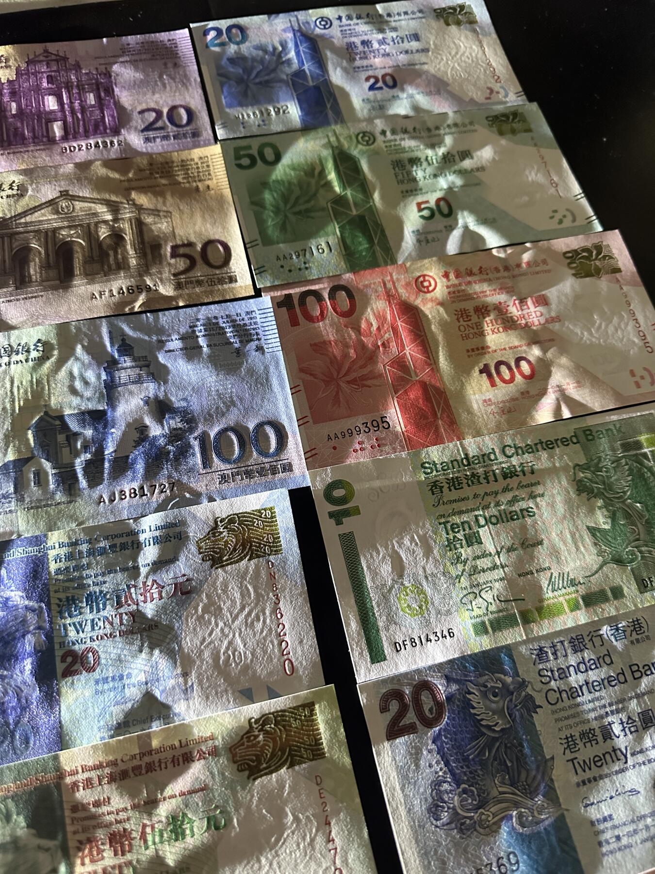 《外钞收藏家》第五百九十二期（精选场）（本平台长期征集拍品、欢迎藏友们联系合作） 港币塑料钞标准10连号+港澳币10-100元小面额还有纪念钞一起  共1000元 全新UNC