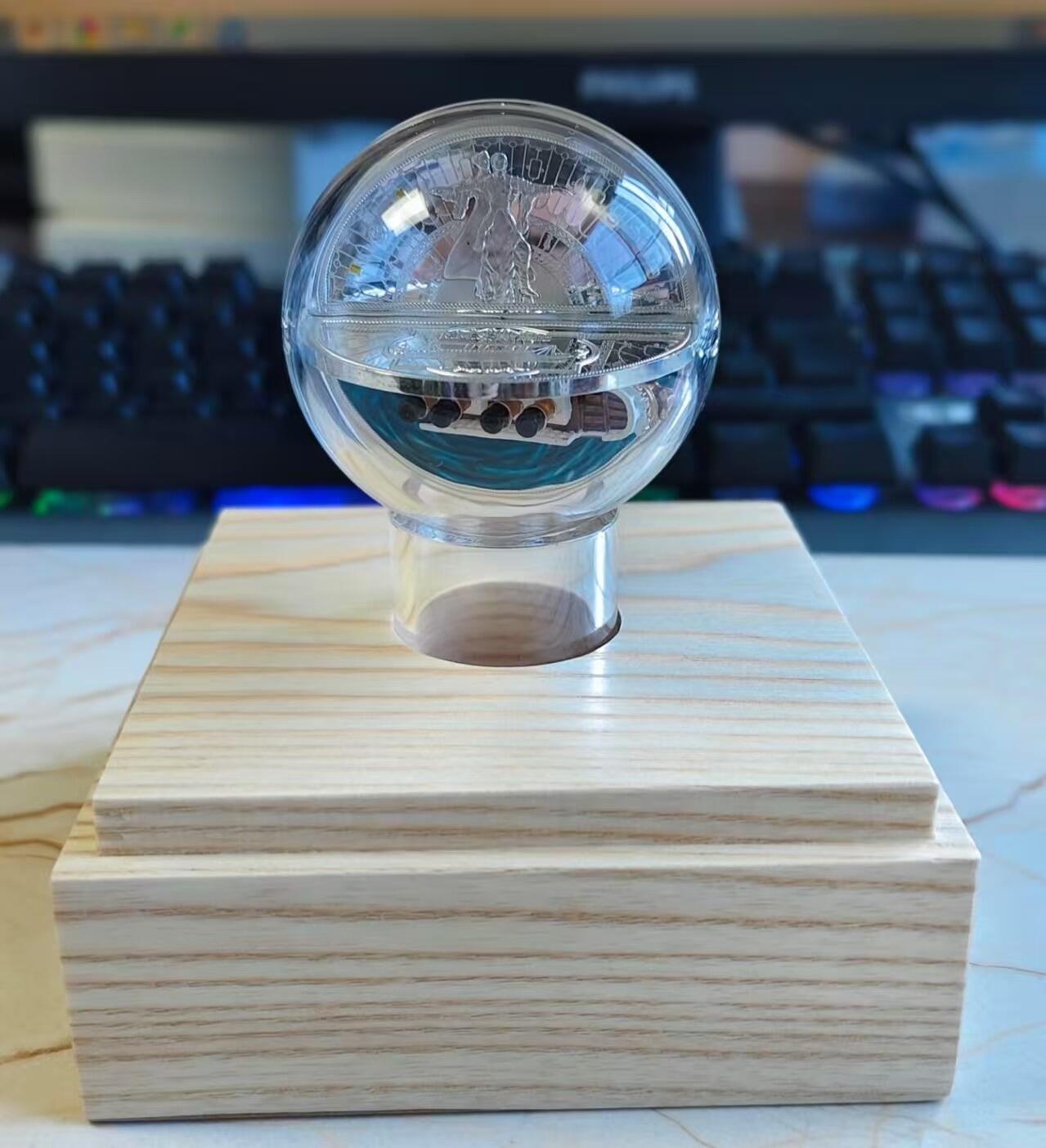 第184期拍卖 【高端奢华版本】纽埃2022年，泰坦尼克号，2盎司球形,镶嵌2颗钻石,3D立体镶嵌,加大(直径50mm),仿古,激光镭射磨砂,microprint尖端技术,镀金,彩色精制纪念银币. 盒证全. 超级漂亮美丽无敌可爱银币. 原价860+美元