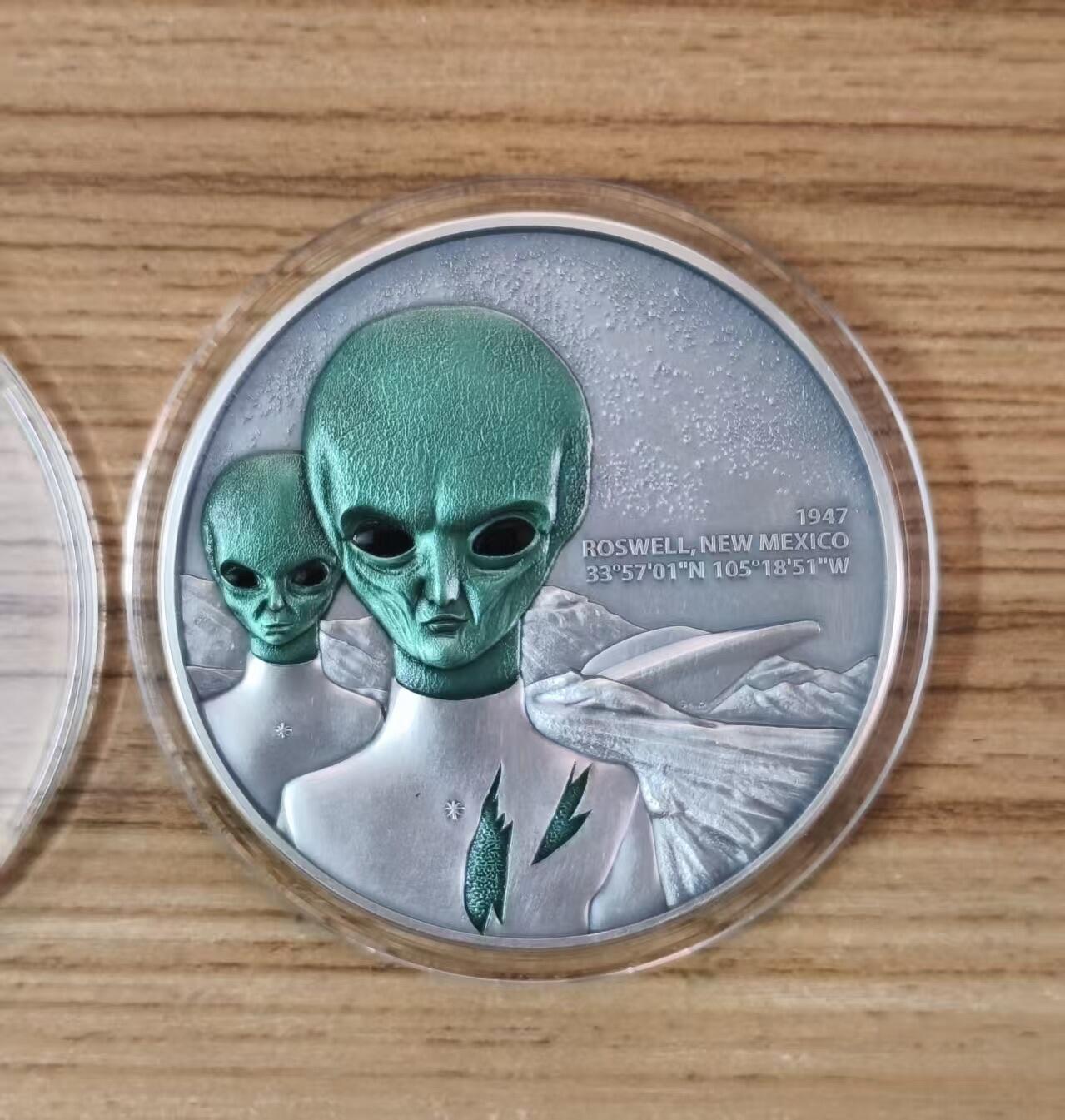 第184期拍卖 【龙头币】喀麦隆2024年, 星际现象(1)-罗斯威尔UFO事件，2盎司加大(直径达50mm), 金属蓝彩色、高浮雕、仿古、双面彩色纪念银币. 盒证全. (龙头币 新热门飞碟系列第一枚)，实物超漂亮质感动感. 国外售价436+美元