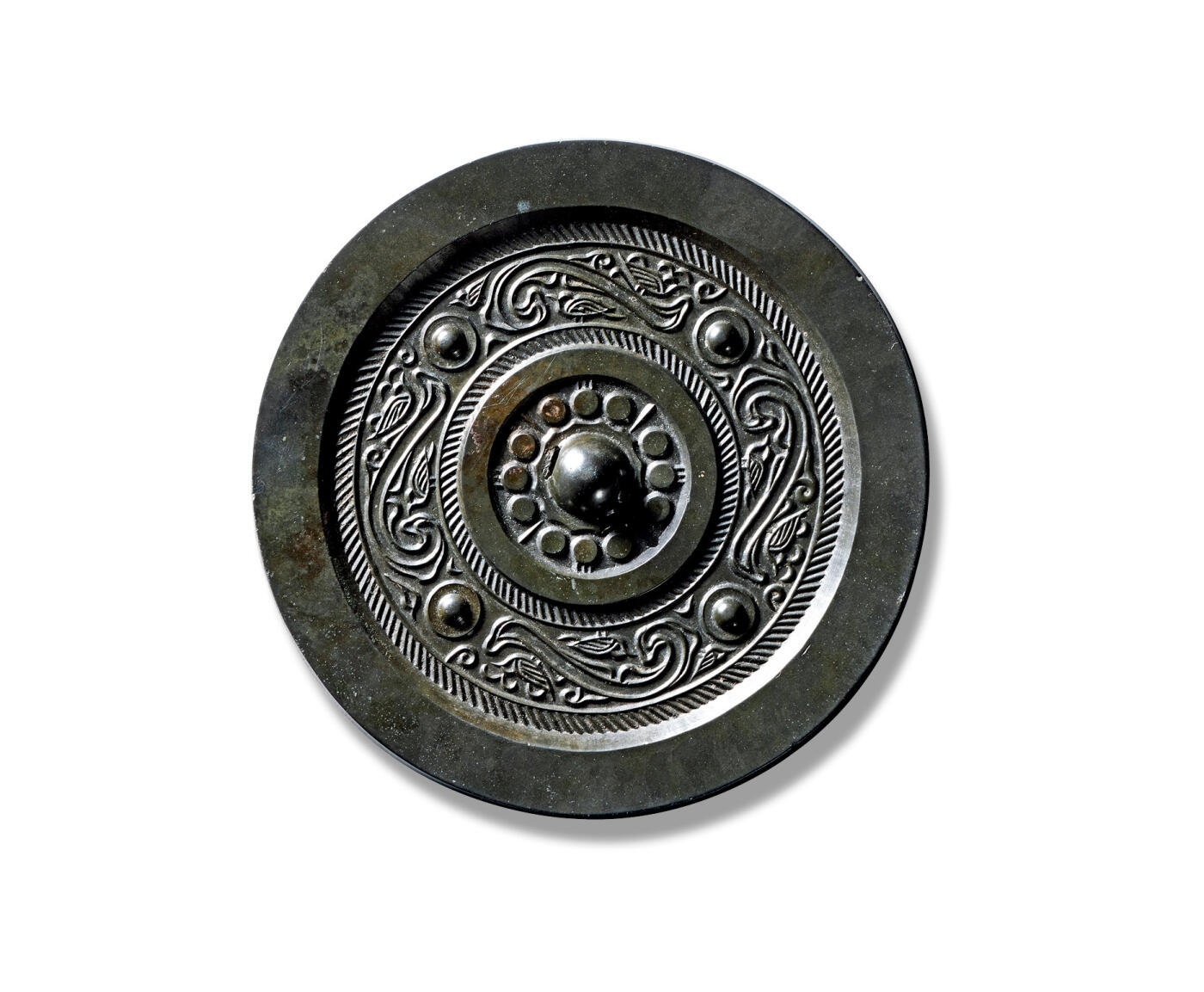 上海匡时2025年秋季拍卖会 中国历代钱币 铜镜专场 四乳四虺镜 圆形，圆钮，并蒂连珠纹钮座。外饰一周凸环带，两周栉齿纹间四乳分四区装饰四组蟠虺纹，流畅道劲，具象生动，虺纹两侧饰饱满禽鸟纹，宽素缘，规整大气。此镜保存完好，铜质精良，镜体干净，黑漆古且光气佳，实属精品，值得收藏。镜面边缘略微小补皮。