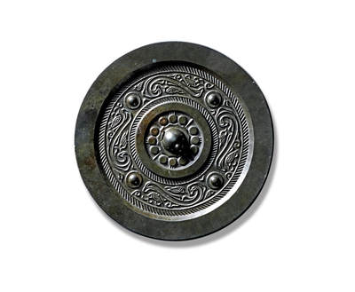 上海匡时2025年秋季拍卖会 中国历代钱币 铜镜专场 - 四乳四虺镜 圆形，圆钮，并蒂连珠纹钮座。外饰一周凸环带，两周栉齿纹间四乳分四区装饰四组蟠虺纹，流畅道劲，具象生动，虺纹两侧饰饱满禽鸟纹，宽素缘，规整大气。此镜保存完好，铜质精良，镜体干净，黑漆古且光气佳，实属精品，值得收藏。镜面边缘略微小补皮。