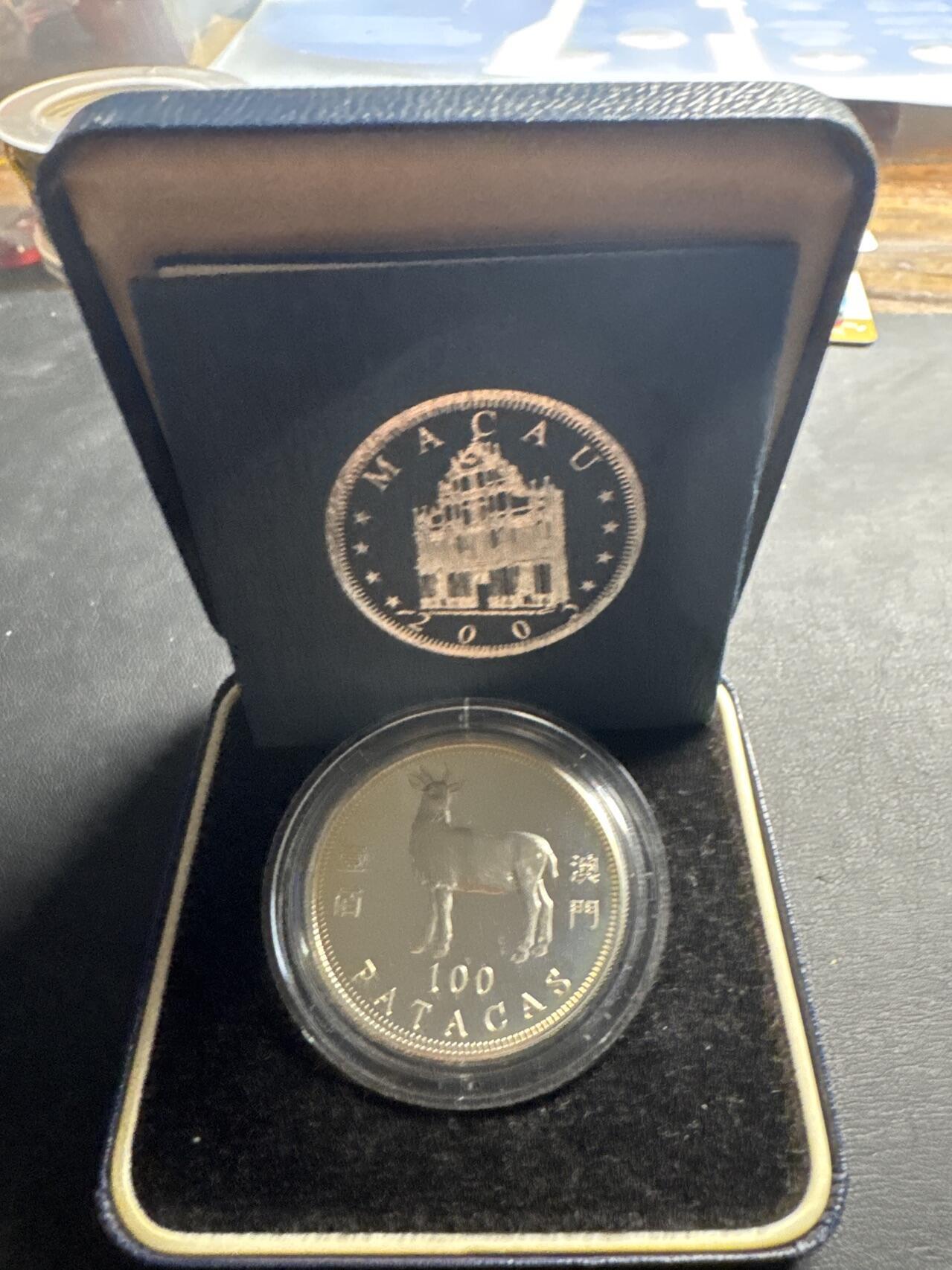 ❤️【币观天下】❤️ 第334期钱币拍卖- 2025.12.12周五晚上6点半场-长期征集拍品 澳门2003年羊年精制纪念银币带盒证齐全（黑体字版）