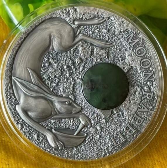 第184期拍卖 【龙头币】纽埃2021, 中国民间神话故事(1)-玉兔奔月，50克,加大(直径达50mm),镶嵌大块天然翡翠,高浮雕,仿古艺术银币. 盒证全. 龙头币,中国传统神话故事系列(1). 热门中国元素.国外售价335+美元