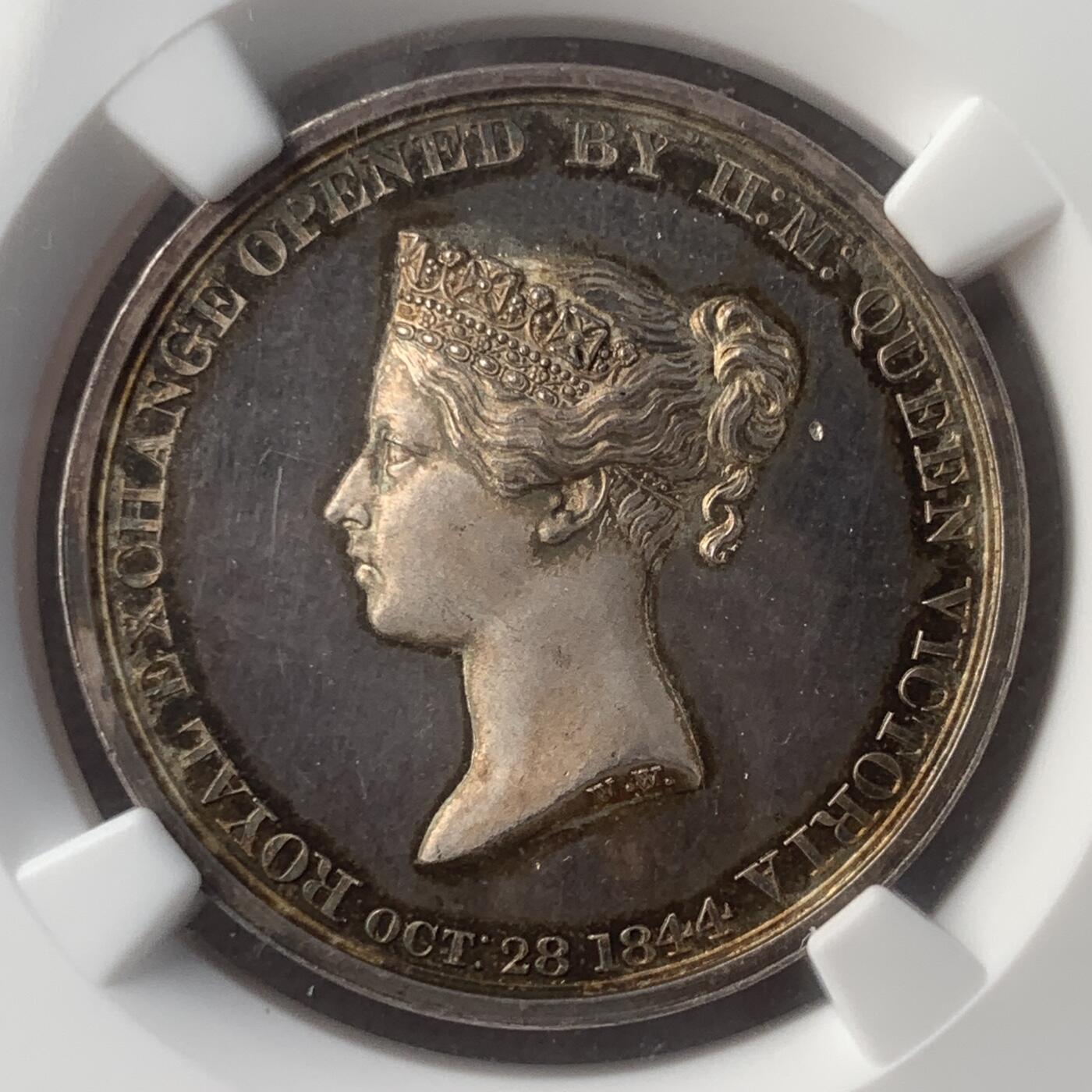 掌中浮雕-藏着的欧洲第045场 NGC MS63 : 1842年伦敦新商品交易所开幕银章，27mm, 五彩包浆