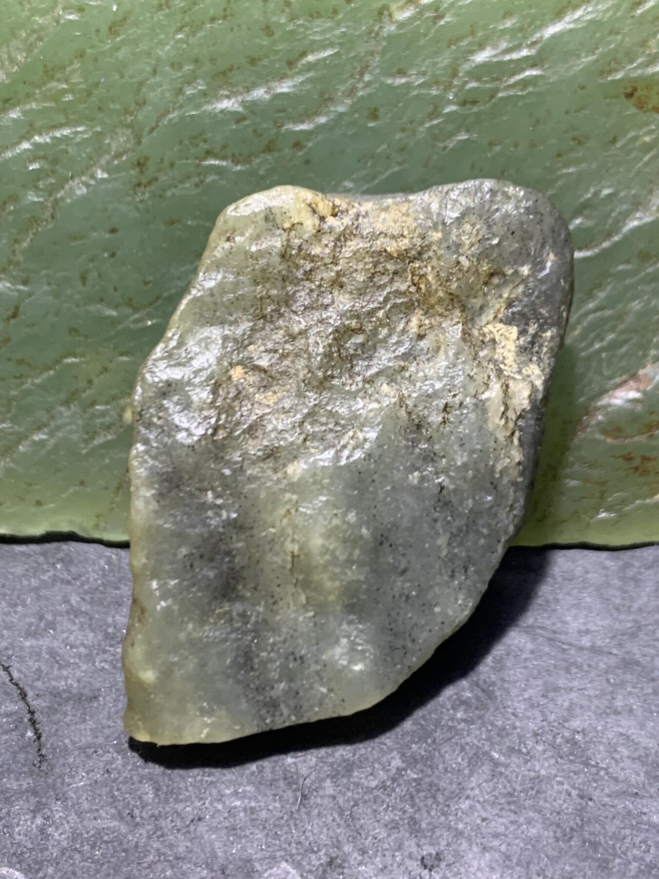 新疆戈壁风化纹和田玉青花玉原石一颗，