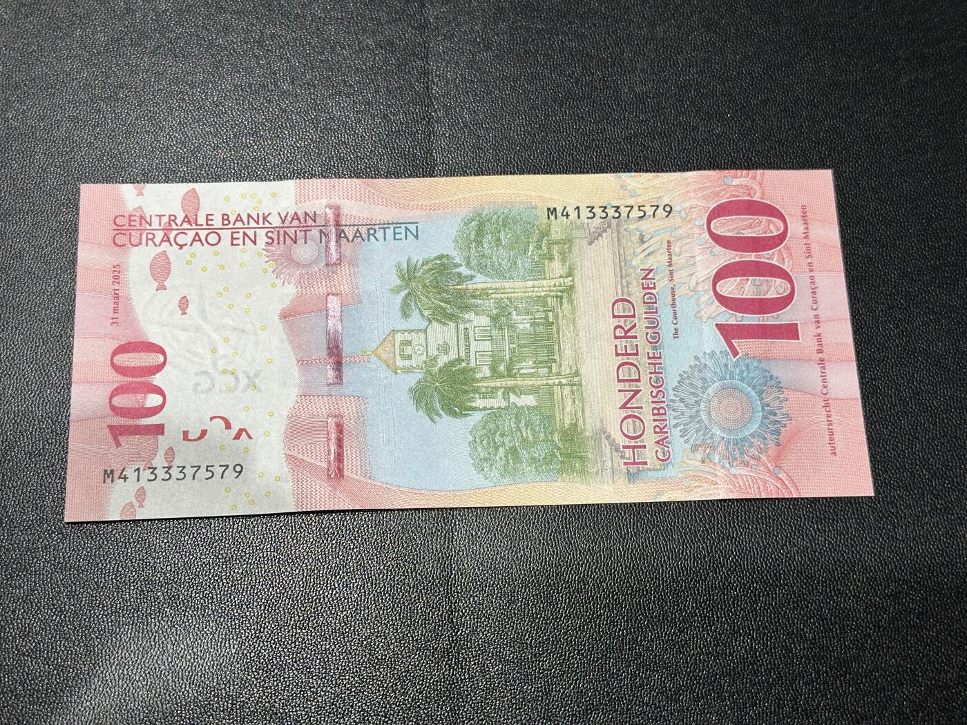 《外钞收藏家》第五百九十二期（精选场）（本平台长期征集拍品、欢迎藏友们联系合作） 2025年版库拉索和圣马丁100盾 全新UNC 尾579