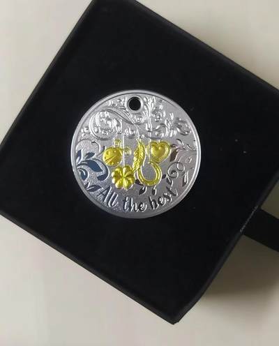 ❤️【币观天下】❤️ 第334期钱币拍卖- 2025.12.12周五晚上6点半场-长期征集拍品 - 纽埃2017年, “万事如意(All the Best)”-五福临门(五幸运符号:瓢虫,幸运草,马蹄铁,爱心,羽毛)圆孔镀金项链吊坠精制银币,配原装链环,盒证全. 寓意美好,“万事如意”最美好的祝福,更适合春节新年祝福礼品. 国外售价115欧元