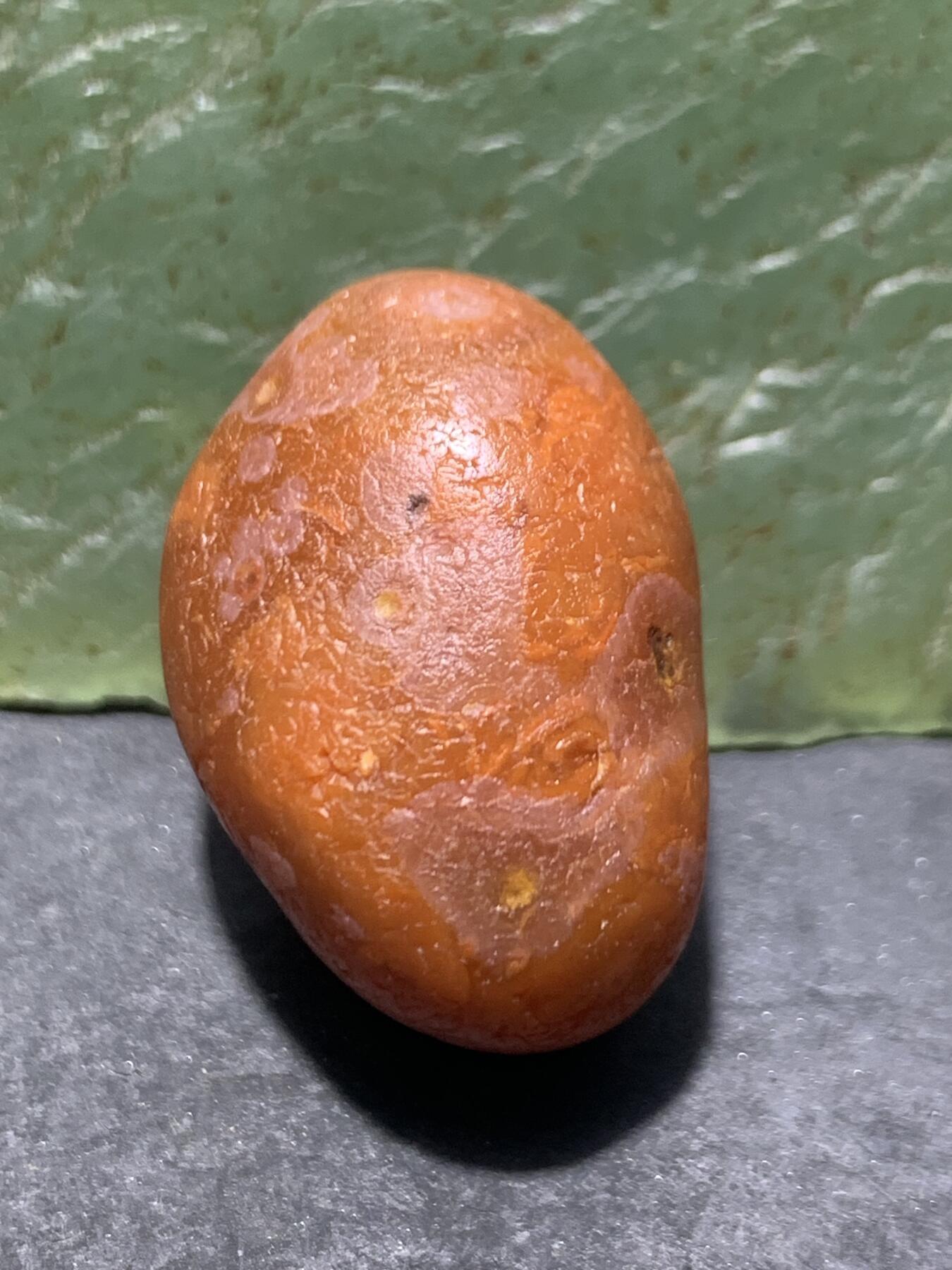 精美柿子红飘白水冲籽川料南红玛瑙原石一颗，