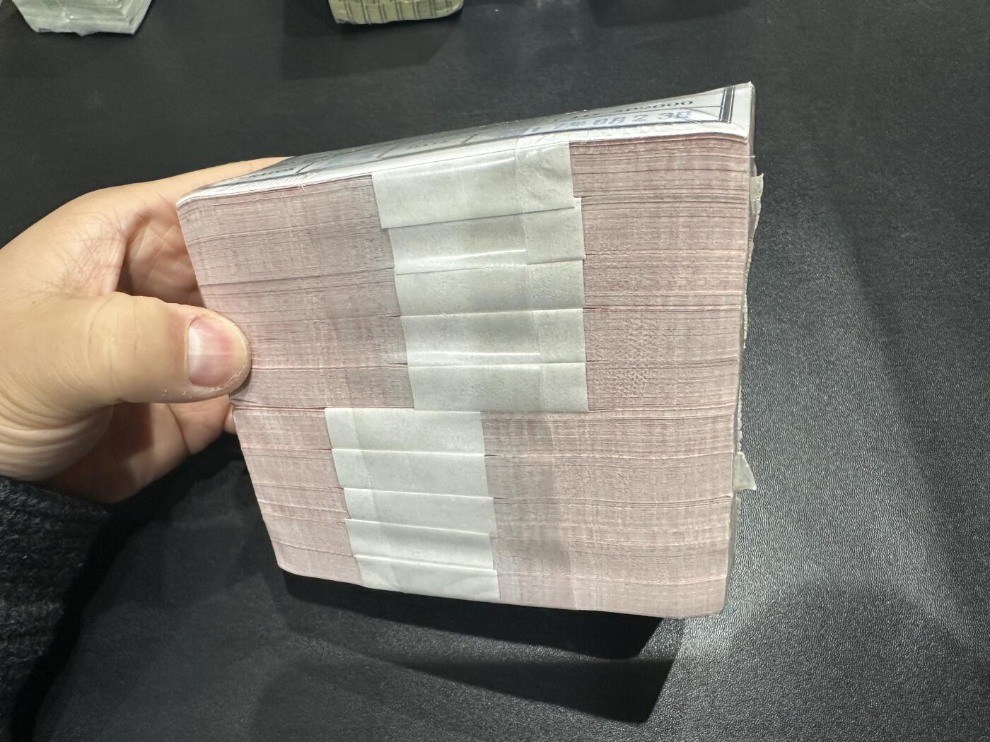 《外钞收藏家》第五百九十二期（精选场）（本平台长期征集拍品、欢迎藏友们联系合作） 尼泊尔5卢比整捆1千张带原封条（年底外币礼品货）UNC