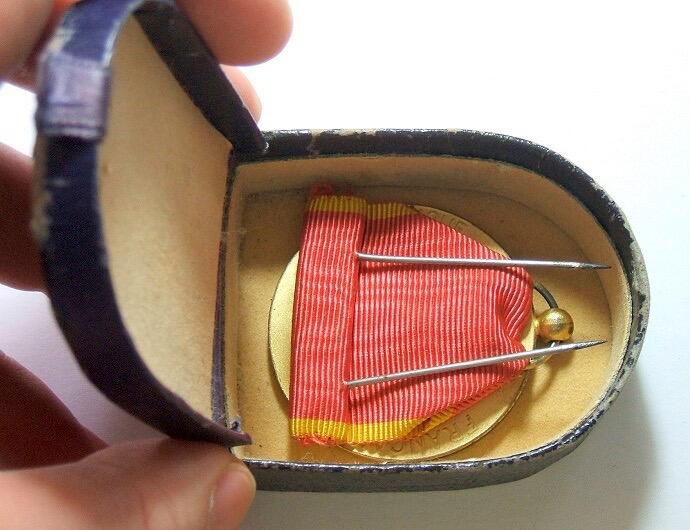 【银】【原盒】法国1900年前后 女神头像高浮雕精制镀金大银章 带绶带原盒 42MM 42克