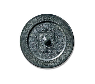 上海匡时2025年秋季拍卖会 中国历代钱币 铜镜专场 - 四灵神兽规矩镜 圆形，圆钮，圆钮座，钮座外有八乳钉相间芝草纹。双线凹面方格外四“T”纹两侧有八乳钉与规矩纹将主纹饰分为四方八区内装饰四灵瑞兽两两相对，线条流畅。镜缘一周锯齿纹与流云纹。此镜保存完好，状态佳，铜质精良，镜体干净，黑漆古且光质佳。