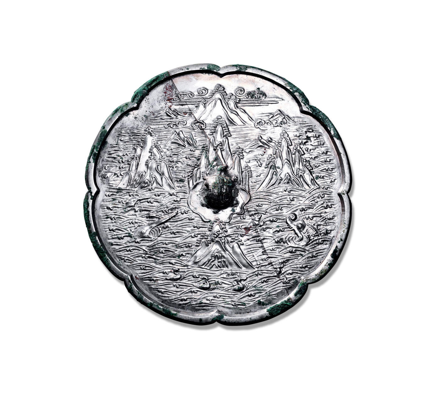 上海匡时2025年秋季拍卖会 中国历代钱币 铜镜专场 龟钮五岳镜 八出葵花形，龟钮，山行钮座。钮座外辅以海水纹、云气纹、瑞兽纹，其外耸立四座山岳，与山形钮座象征五岳（东岳泰山、西岳华山、南岳衡山、北岳恒山、中岳嵩山），龟钮纹象征预知吉凶的灵性，与镜子的明察功能结合，形成“高抬贵手”的寓意，即以历史为借鉴，该镜题材反映了当时对历史借鉴的重视，又体现了对自然山岳的崇拜，镜体厚重白光，题材极为稀少，构图繁茂，纹饰清晰，线条流畅优美，细足可见工匠娴熟之技艺与