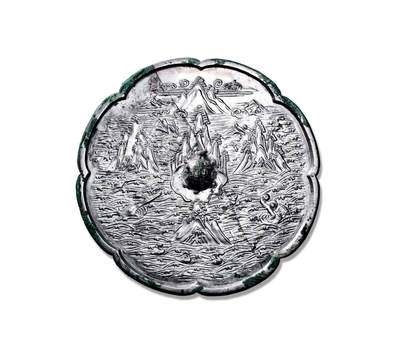 上海匡时2025年秋季拍卖会 中国历代钱币 铜镜专场 - 龟钮五岳镜 八出葵花形，龟钮，山行钮座。钮座外辅以海水纹、云气纹、瑞兽纹，其外耸立四座山岳，与山形钮座象征五岳（东岳泰山、西岳华山、南岳衡山、北岳恒山、中岳嵩山），龟钮纹象征预知吉凶的灵性，与镜子的明察功能结合，形成“高抬贵手”的寓意，即以历史为借鉴，该镜题材反映了当时对历史借鉴的重视，又体现了对自然山岳的崇拜，镜体厚重白光，题材极为稀少，构图繁茂，纹饰清晰，线条流畅优美，细足可见工匠娴熟之技艺与