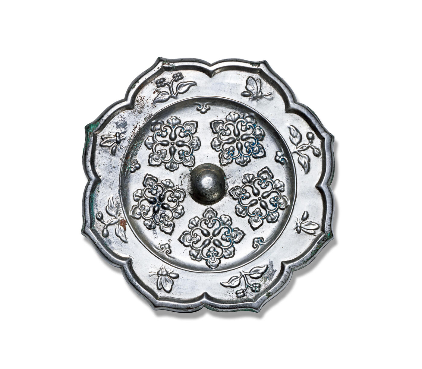 上海匡时2025年秋季拍卖会 中国历代钱币 铜镜专场 宝相花镜 八出菱花形，圆钮，主纹饰为五组团花纹饰，团花呈方形，均由一个中心点向四方分出四组完整的花卉叶片纹饰，空白有五朵云纹均匀分布，缘八瓣内饰蜂蝶和并蒂花卉纹相间分布。