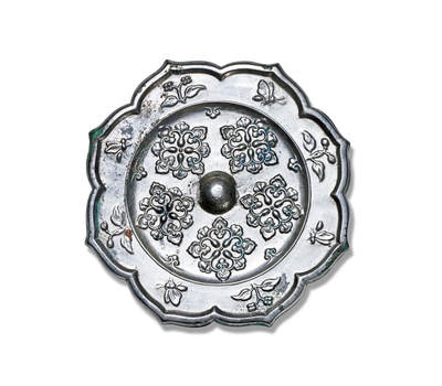 上海匡时2025年秋季拍卖会 中国历代钱币 铜镜专场 - 宝相花镜 八出菱花形，圆钮，主纹饰为五组团花纹饰，团花呈方形，均由一个中心点向四方分出四组完整的花卉叶片纹饰，空白有五朵云纹均匀分布，缘八瓣内饰蜂蝶和并蒂花卉纹相间分布。