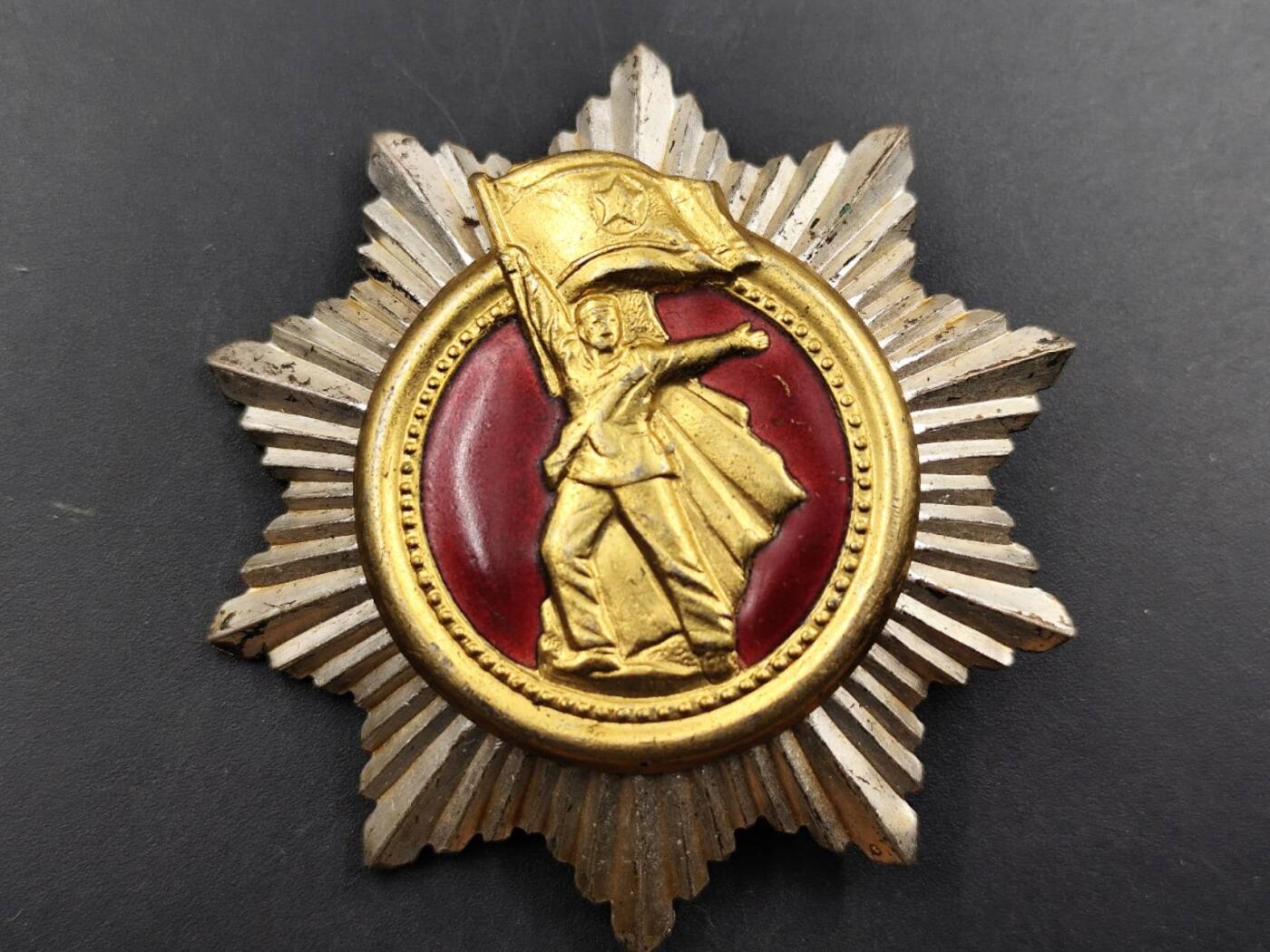 12月8日精品徽章专场 朝鲜祖国解放奖章铜制珐琅