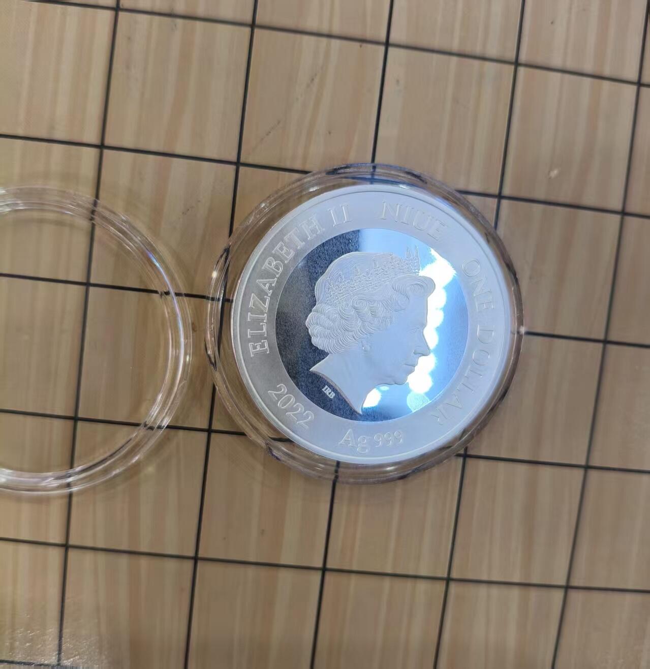 第184期拍卖  纽埃2022年，人生第一件宝贝系列(2)-我的第一颗钻石，镶嵌大颗粒闪耀宝石精制银币. 盒证全. 遵照最高国际银币制币质量标准铸制. 人生第一颗钻石寓意成功的未来. 非常漂亮. 国外售价110美元. 品相见实物照片