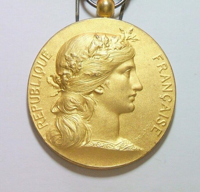 【银】【原盒】法国1900年前后 女神头像高浮雕精制镀金大银章 带绶带原盒 42MM 42克