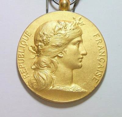 【银】【原盒】法国1900年前后 女神头像高浮雕精制镀金大银章 带绶带原盒 42MM 42克 - 【银】【原盒】法国1900年前后 女神头像高浮雕精制镀金大银章 带绶带原盒 42MM 42克