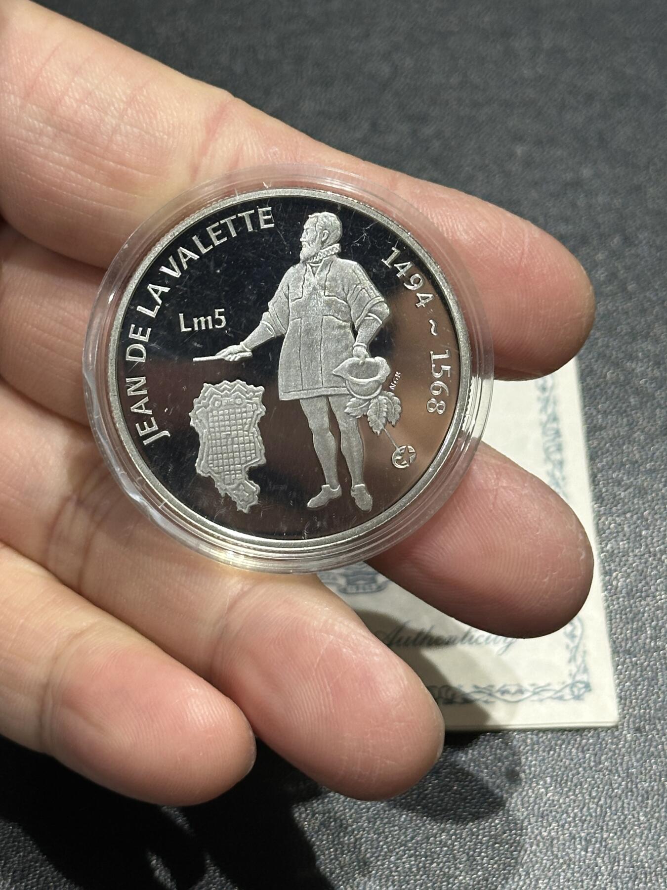 《外钞收藏家》第五百九十二期（精选场）（本平台长期征集拍品、欢迎藏友们联系合作） 马耳他2007年5里拉欧洲知名探险家让德拉瓦莱特纪念银币（带证书，27g，925银）