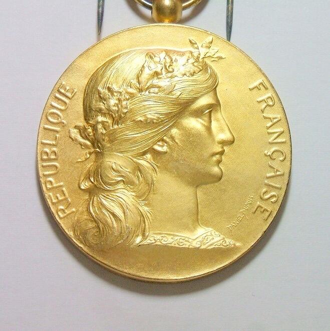 【银】法国1900年前后 女神头像高浮雕精制镀金大银章 带绶带 40MM 40克
